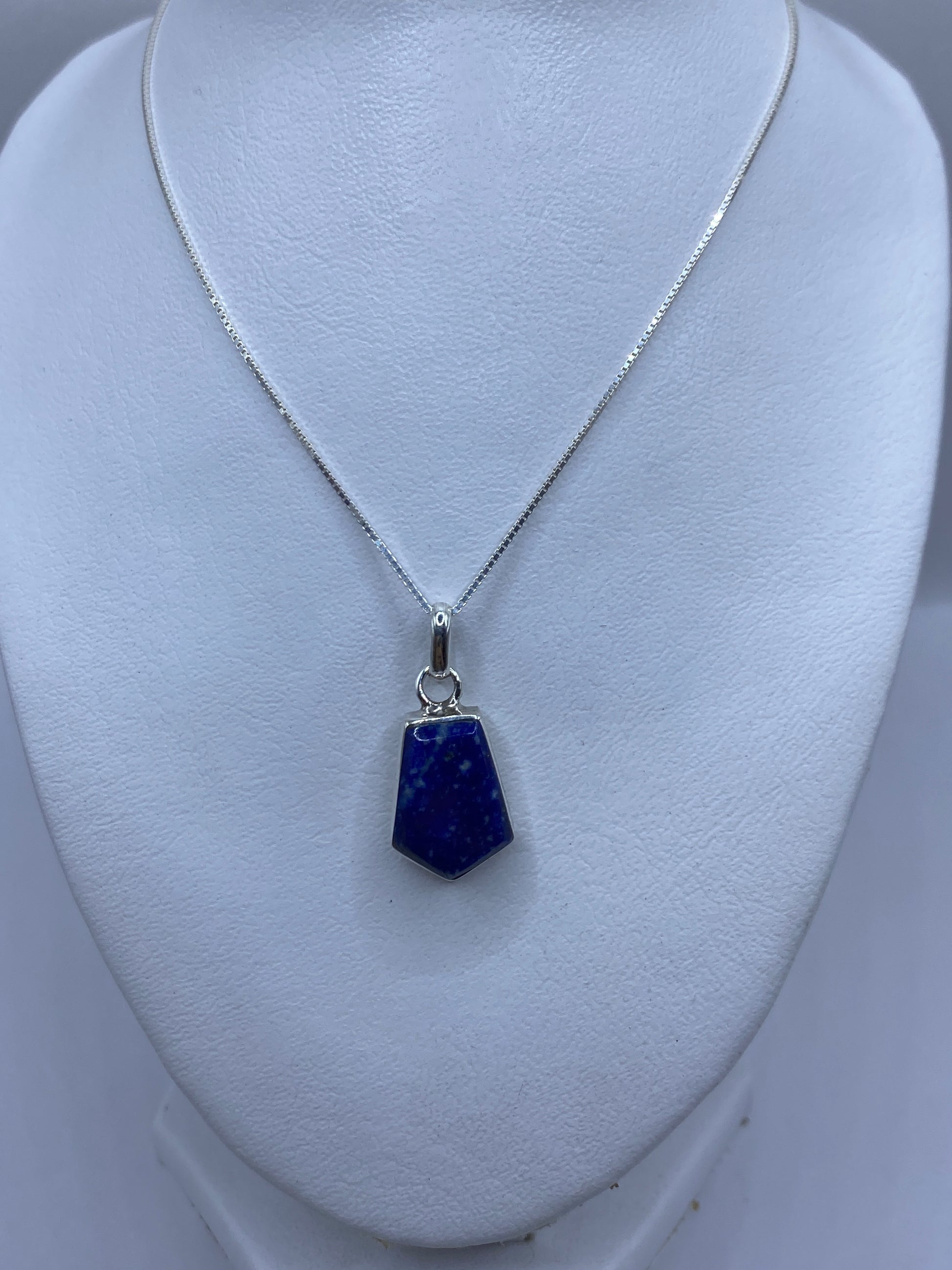 Detalle del engaste de piedra azul en el dije de plata Taxco