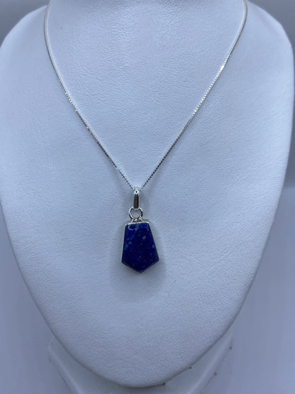 Detalle del engaste de piedra azul en el dije de plata Taxco