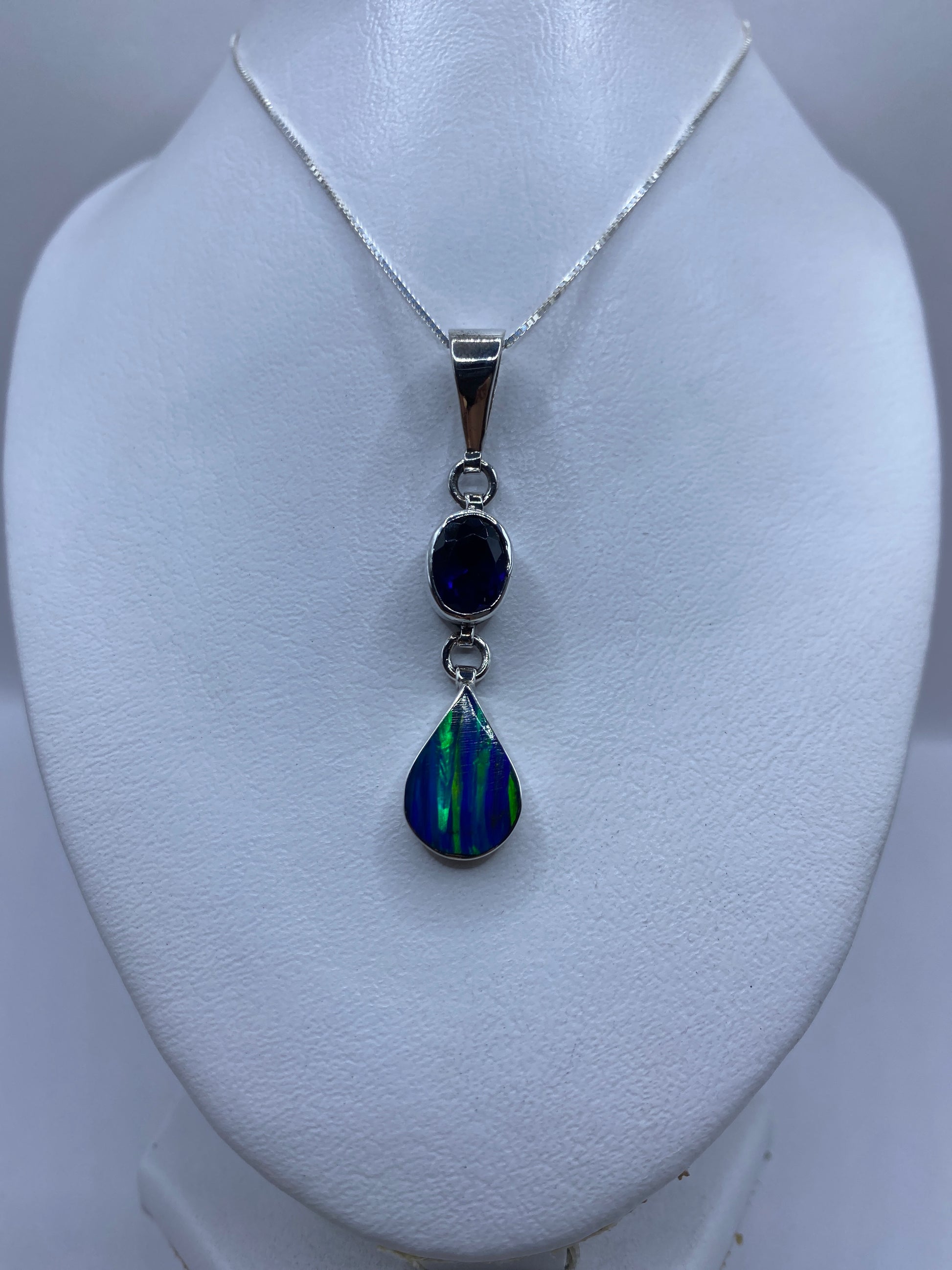 Ópalo de fuego azul engastado en plata .950, vista frontal