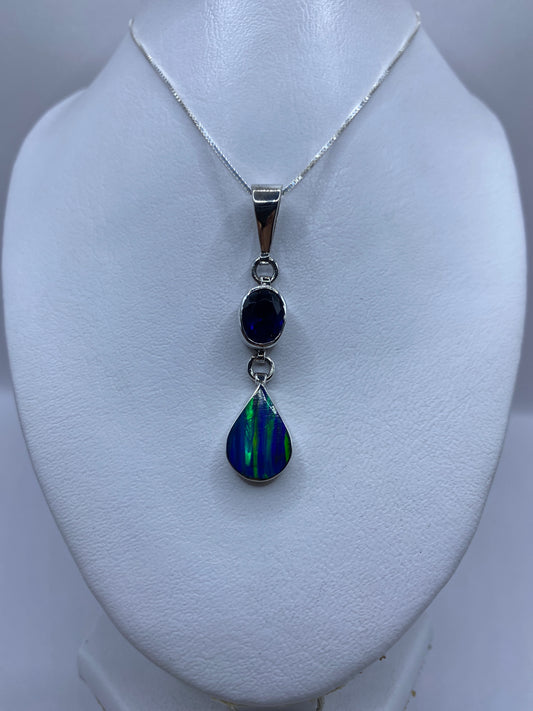 Ópalo de fuego azul engastado en plata .950, vista frontal