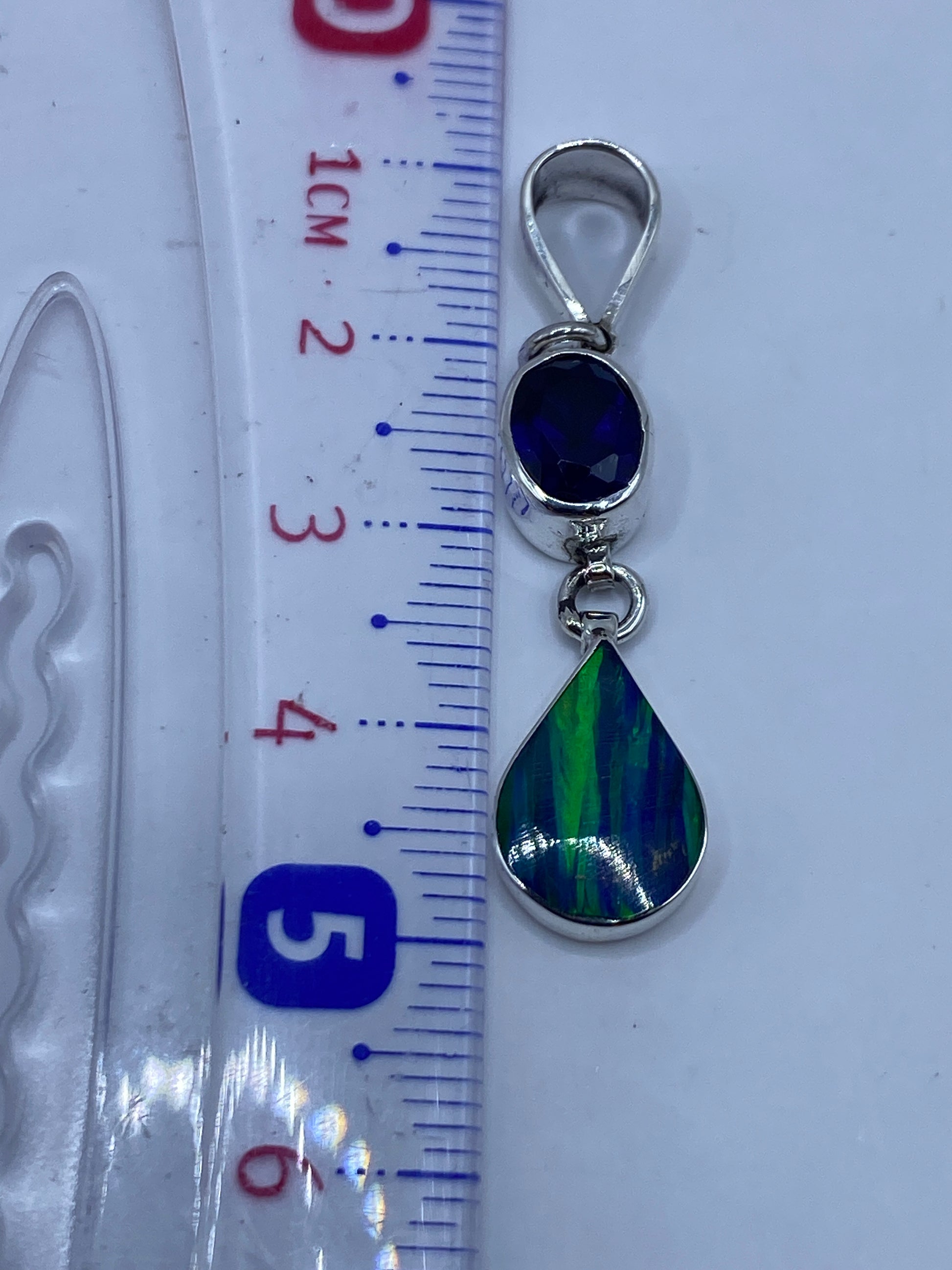 Reverso del dije de plata mostrando el Quinto .950