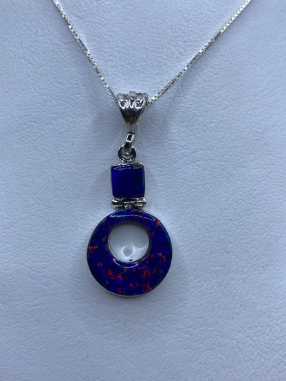 Dije de plata con ópalo de fuego azul engastado, largo 4.1 cm, colgando de cadena delgada