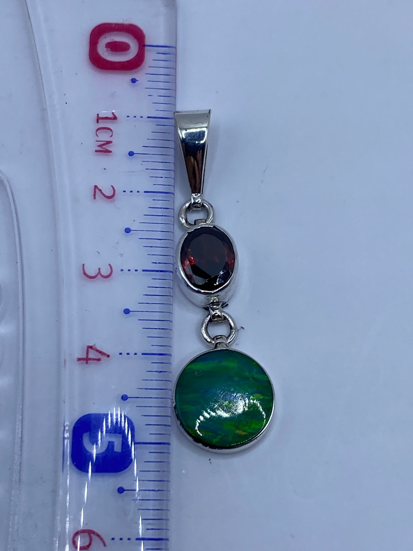 Reverso del dije mostrando el Quinto .950 grabado