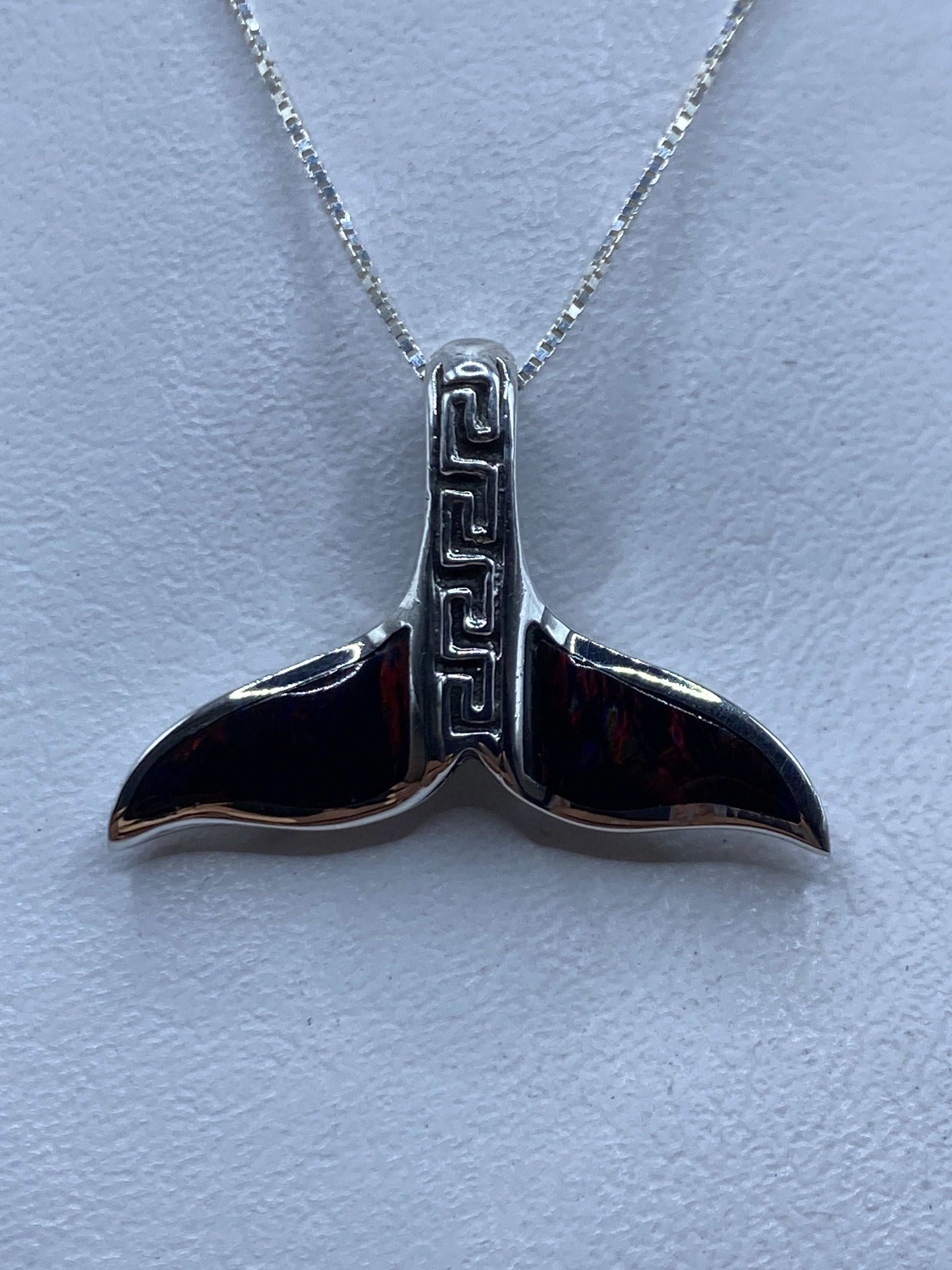 Dije de aleta de ballena en plata .950 con ópalo de fuego incrustado, colgando de cadena plateada