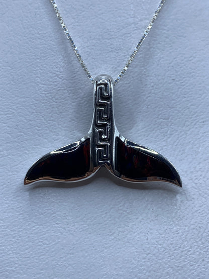 Dije de aleta de ballena en plata .950 con ópalo de fuego incrustado, colgando de cadena plateada