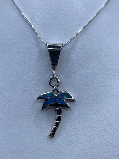 Dije palmera en plata .950 con ópalo de fuego azul, colgando de una cadena de plata