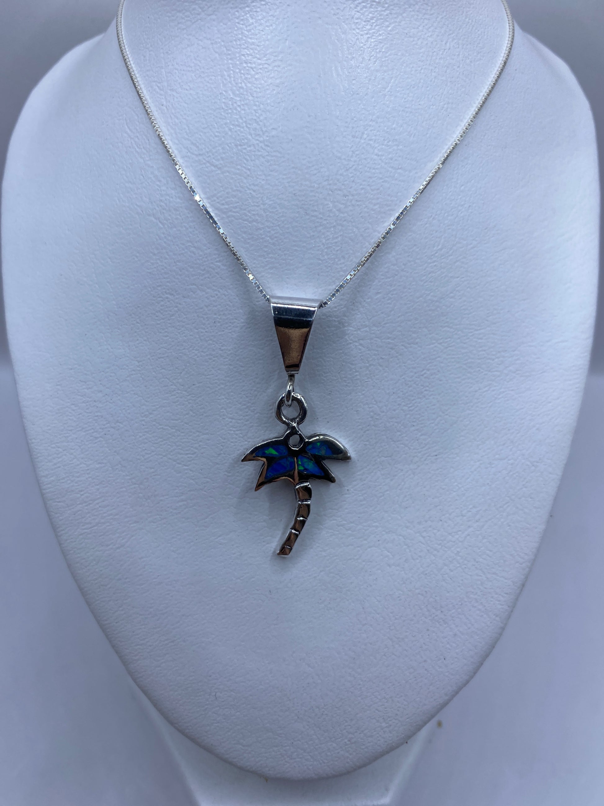 Detalle del ópalo de fuego azul incrustado en la corona de la palmera
