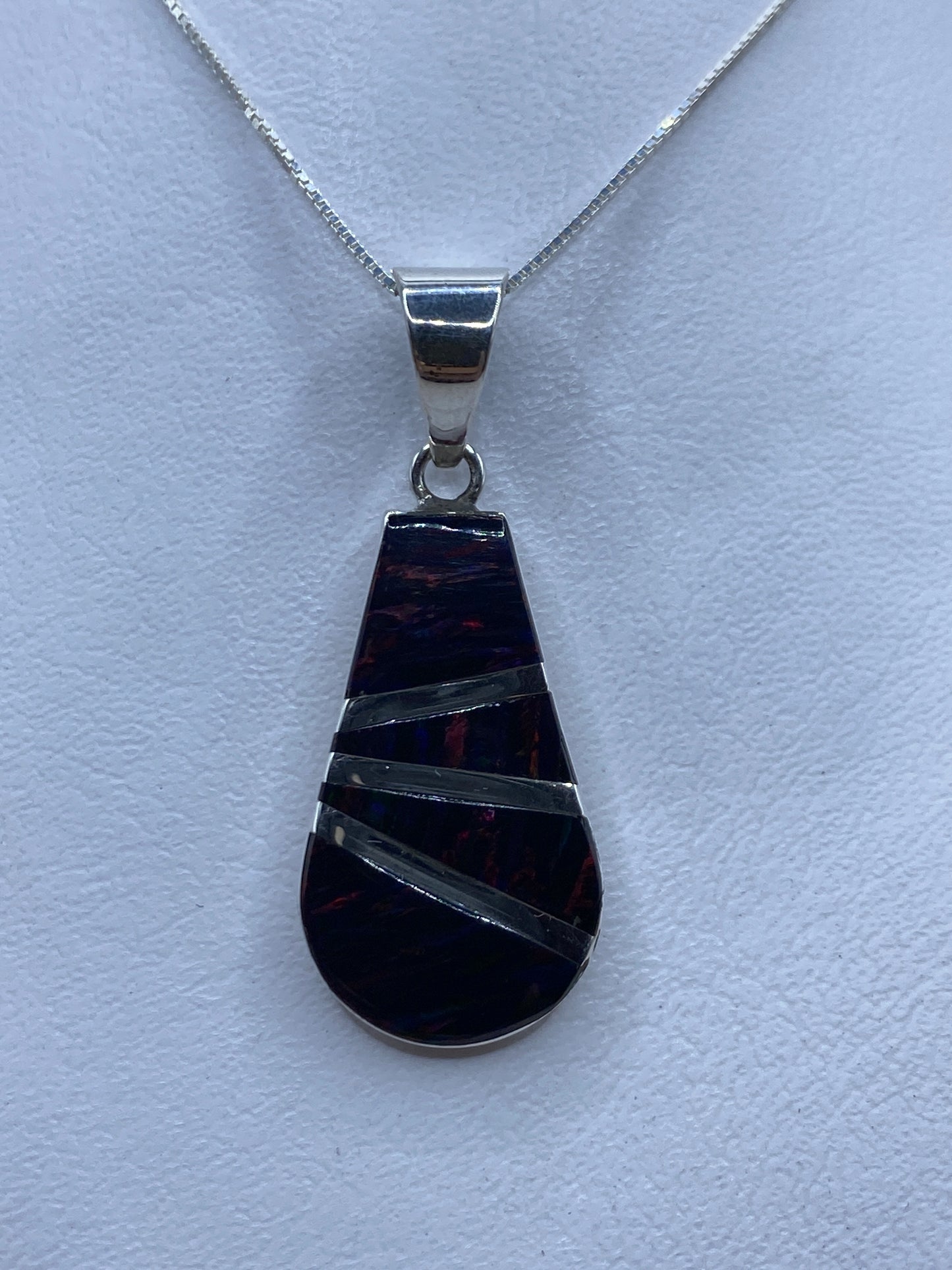 Dije de plata .950 con ópalo de fuego naranja rojizo engastado a mano, diseño teardrop minimalista