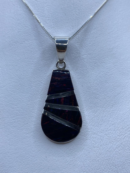 Dije de plata .950 con ópalo de fuego naranja rojizo engastado a mano, diseño teardrop minimalista