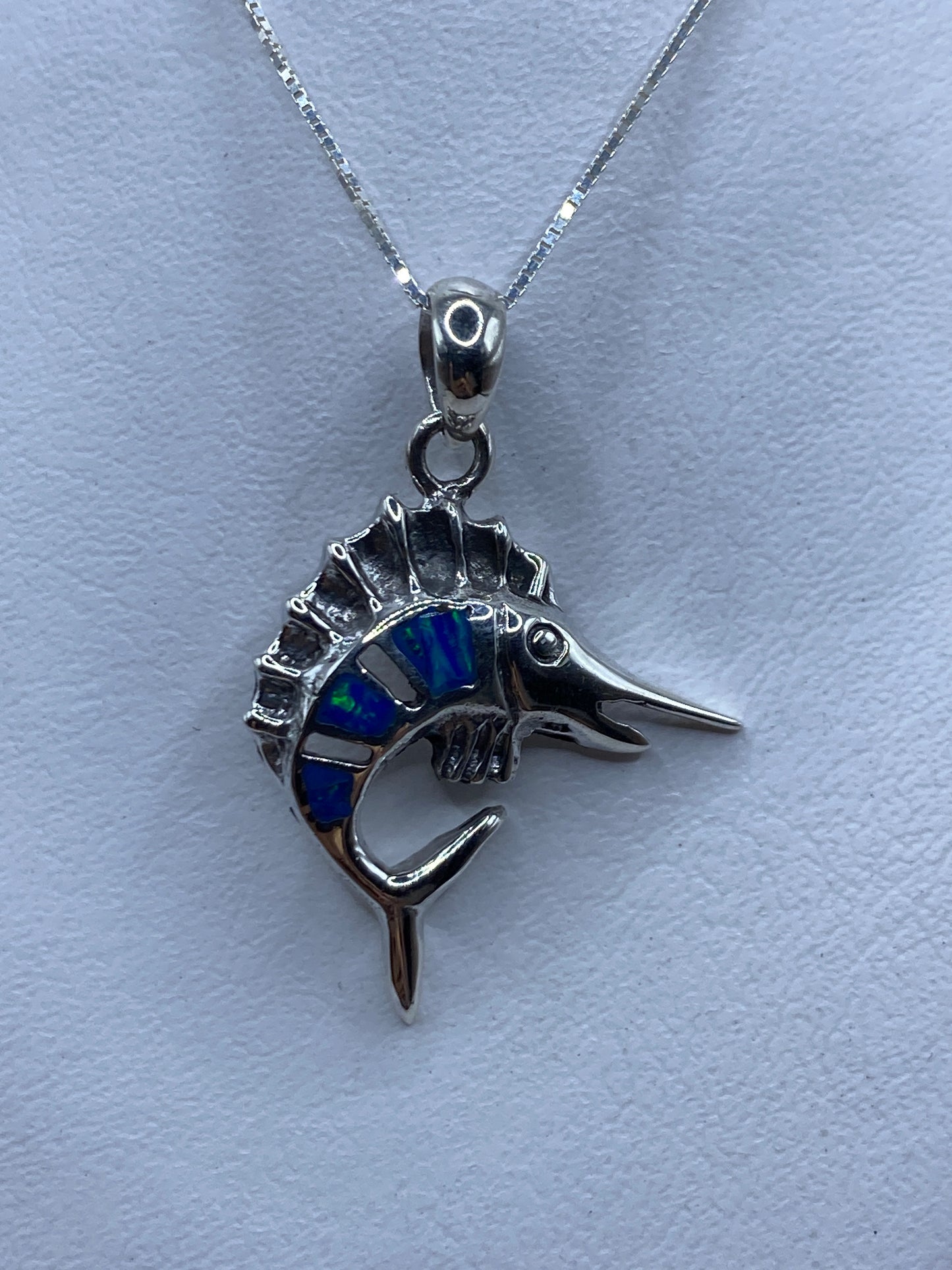 Dije marlin saltador de plata .950 con ópalo de fuego azul en cadena de plata