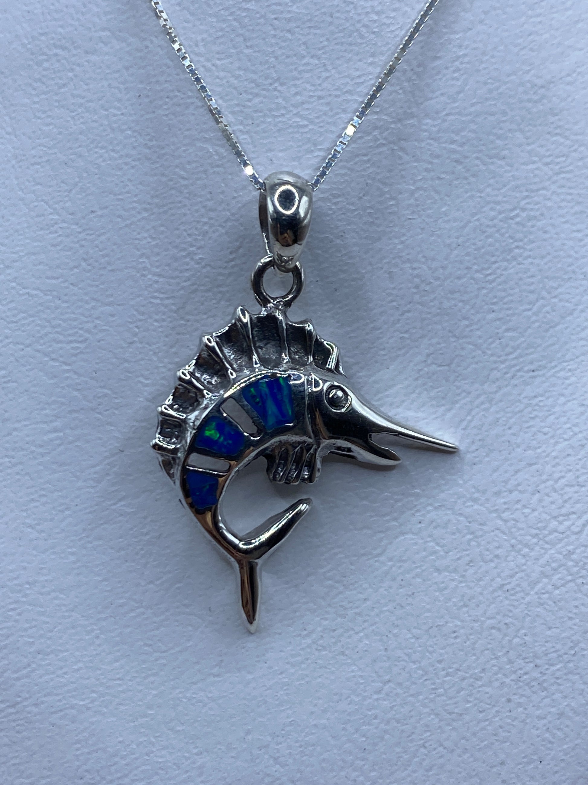 Dije marlin saltador de plata .950 con ópalo de fuego azul en cadena de plata