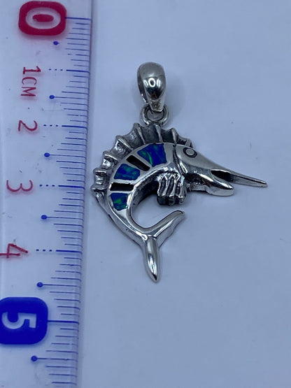 Dije marlin de 4.5 cm sobre regla para mostrar tamaño real