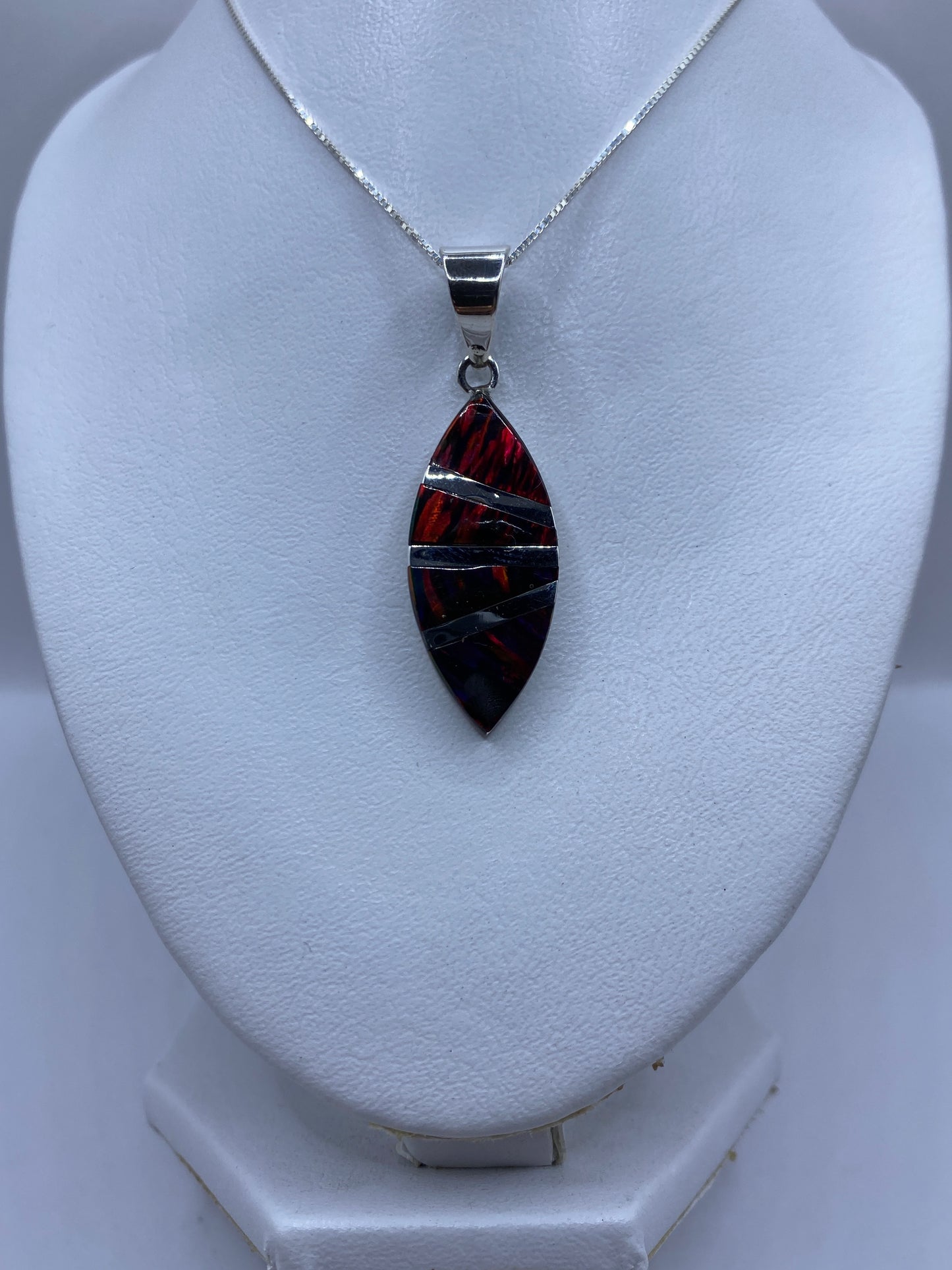 Detalle del ópalo de fuego con franjas alternas de plata pulida y brillante