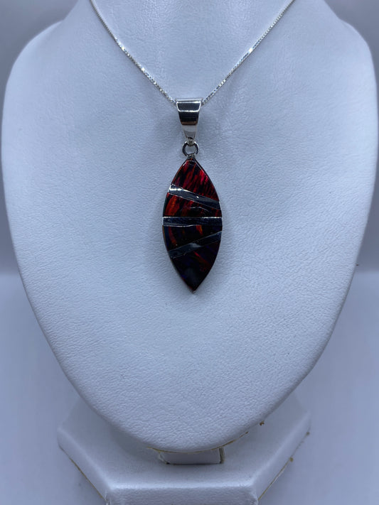 Detalle del ópalo de fuego con franjas alternas de plata pulida y brillante