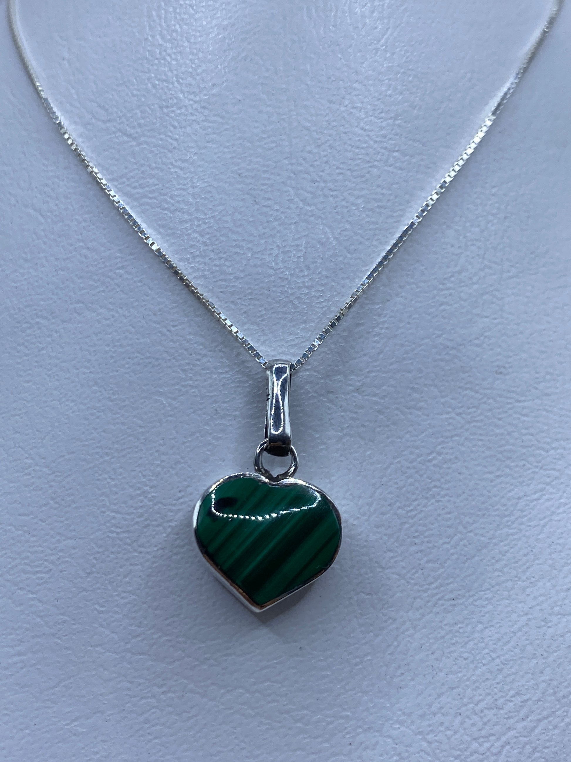 Dije de plata con corazón de malaquita verde engastado a mano