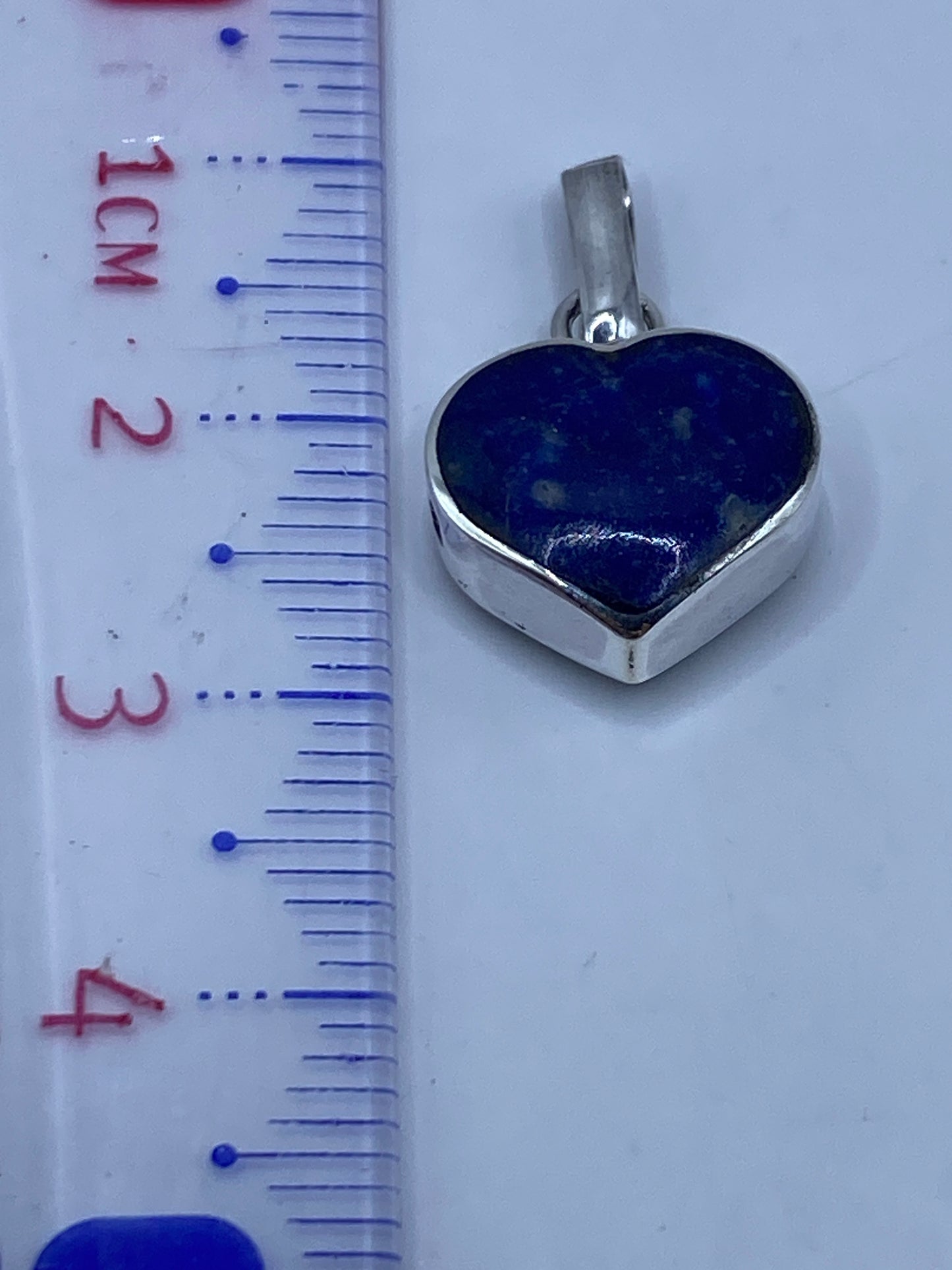 Dije de malaquita en la mano, sin cadena