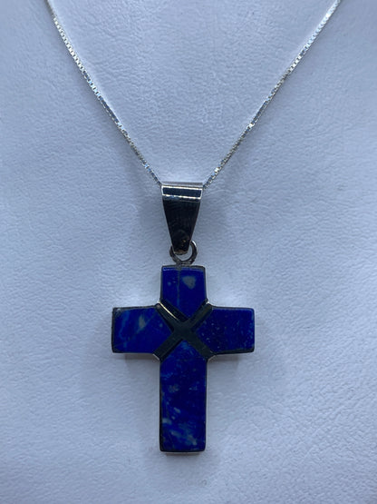 Cruz de plata .950 con lapislázuli azul profundo engastado, colgando en cadena de plata