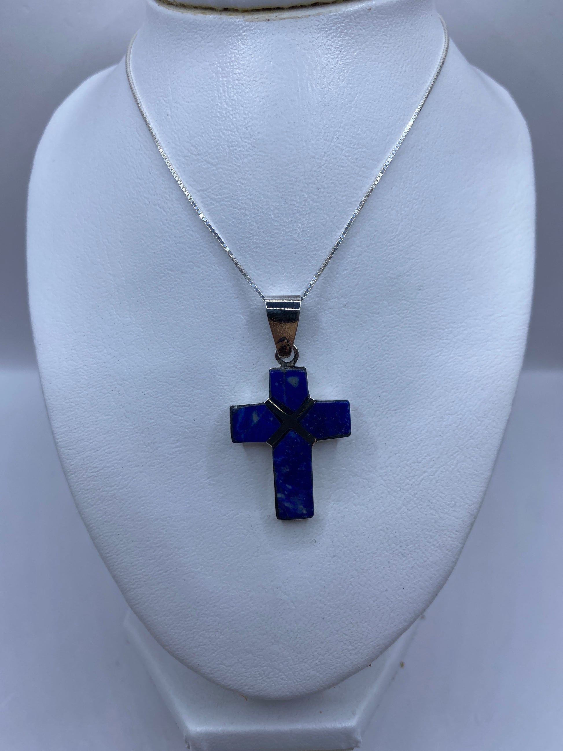 Cruz de Taxco en plata .950, medida junto a regla: 4.5 cm de largo