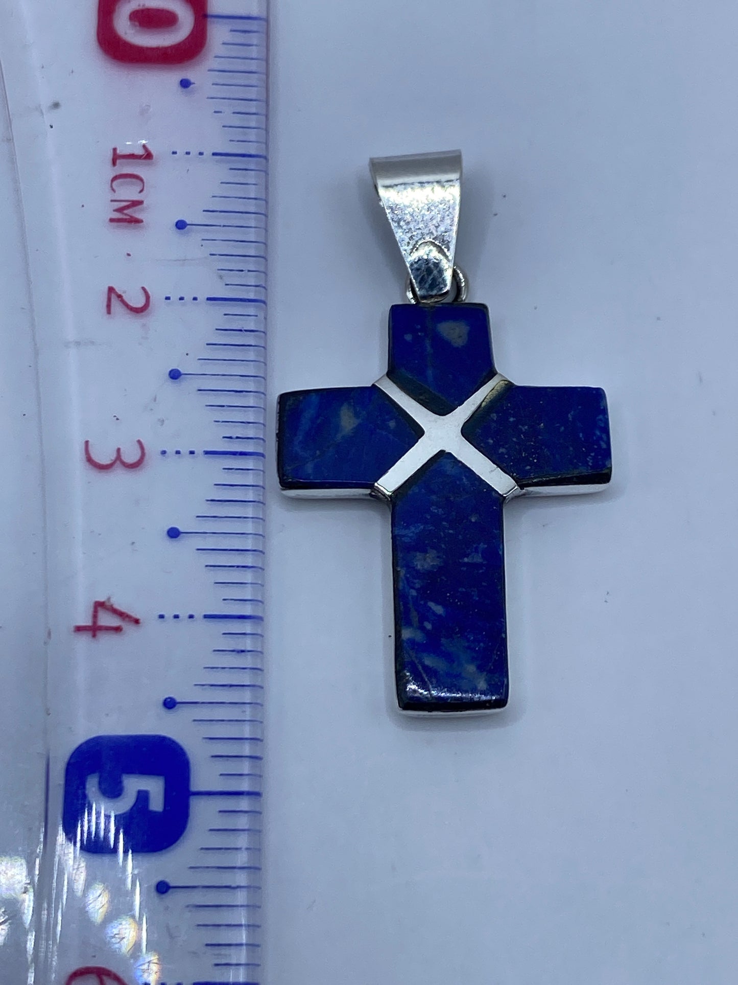Reverso de la cruz de plata mostrando el Quinto .950 grabado