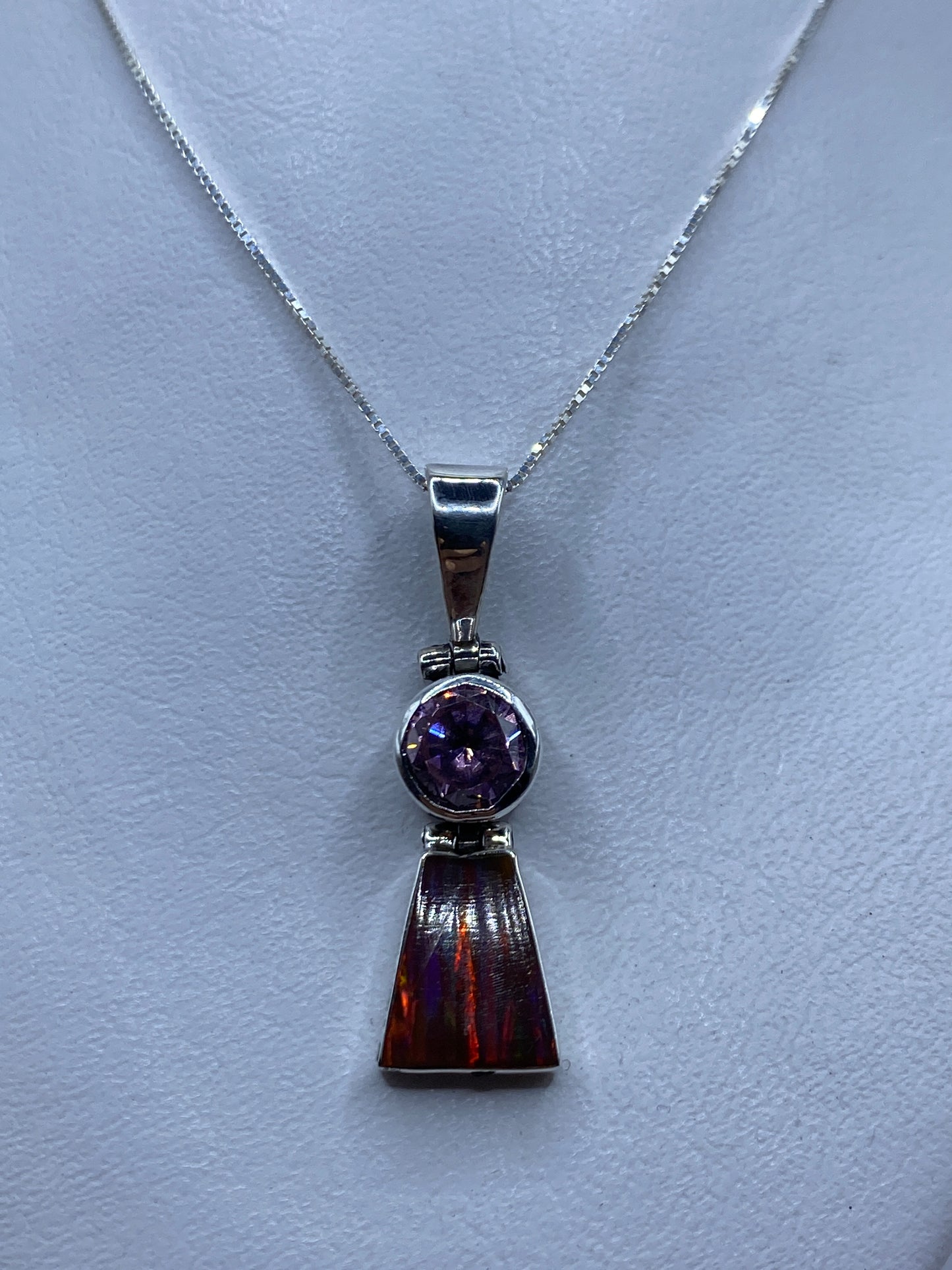 Dije de plata .950 con ópalo de fuego multicolor en cadena plateada