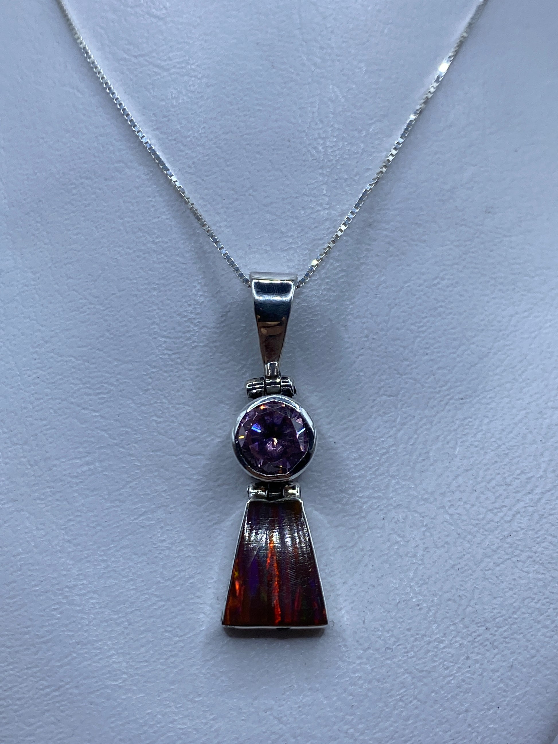 Dije de plata .950 con ópalo de fuego multicolor en cadena plateada