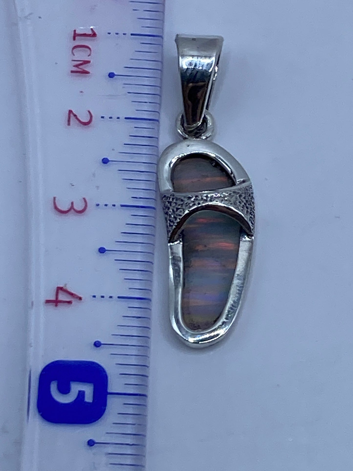 Marca de Quinto .950 en el reverso del dije de ópalo