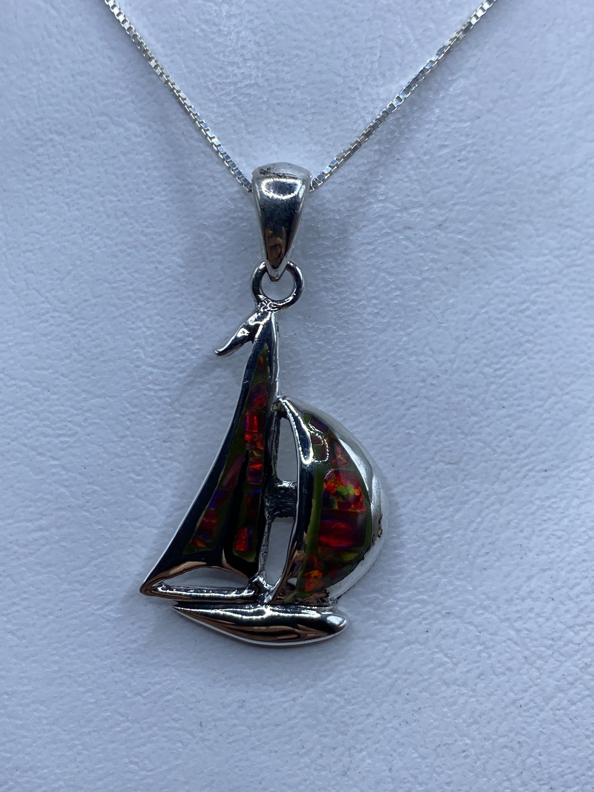 Dije velero de plata .950 con ópalo de fuego multicolor en cadena de plata