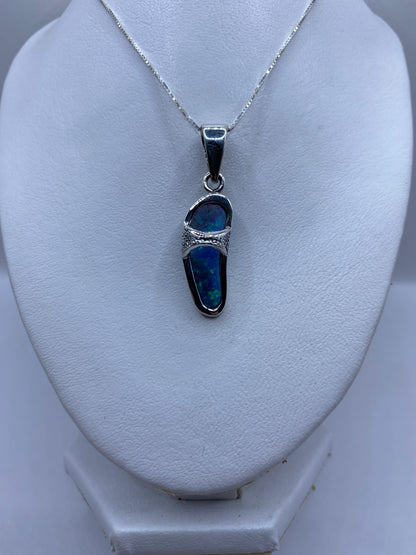 Detalle del engaste a mano y el brillo del ópalo de Fuego con tonos azules