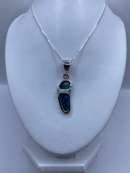 Detalle frontal del ópalo de fuego mostrando tonalidades azules y destellos