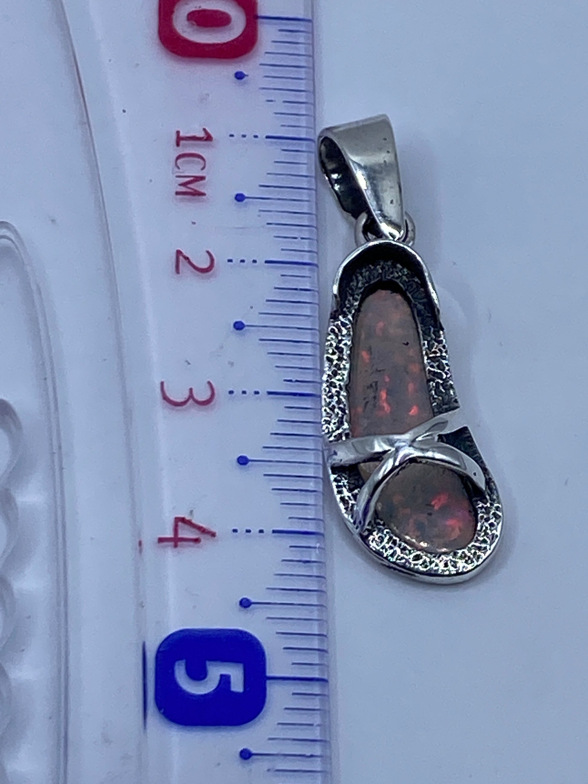 Dije sobre escala de centímetros: largo 4.3 cm, sin cadena