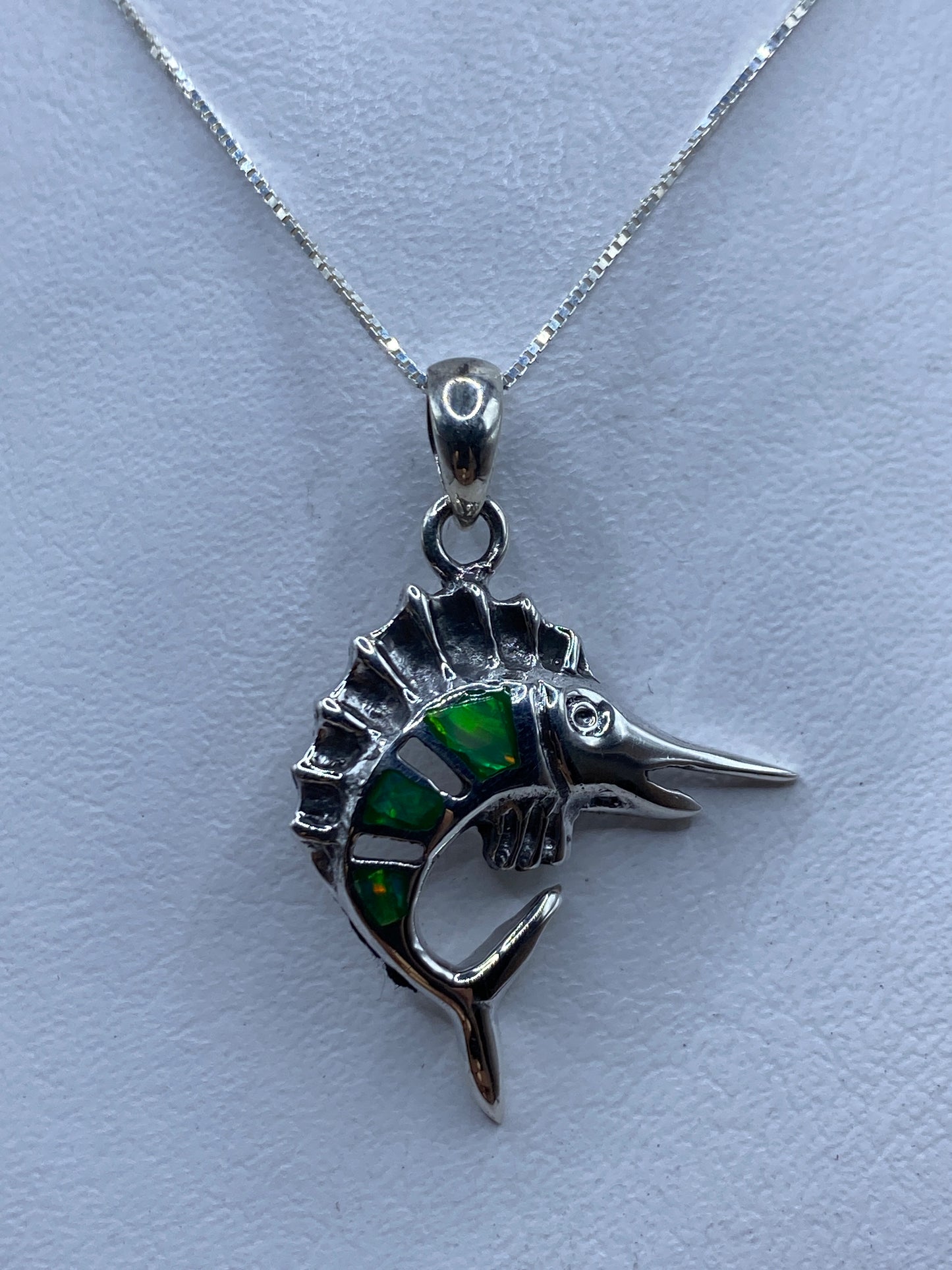 Dije marlin de plata .950 con ópalo de fuego verde limón, colgado en cadena fina