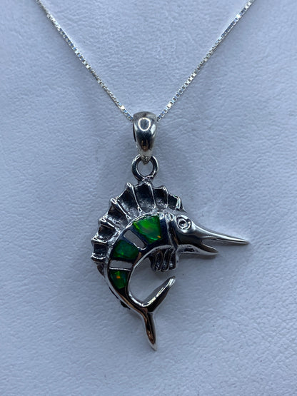 Dije marlin de plata .950 con ópalo de fuego verde limón, colgado en cadena fina