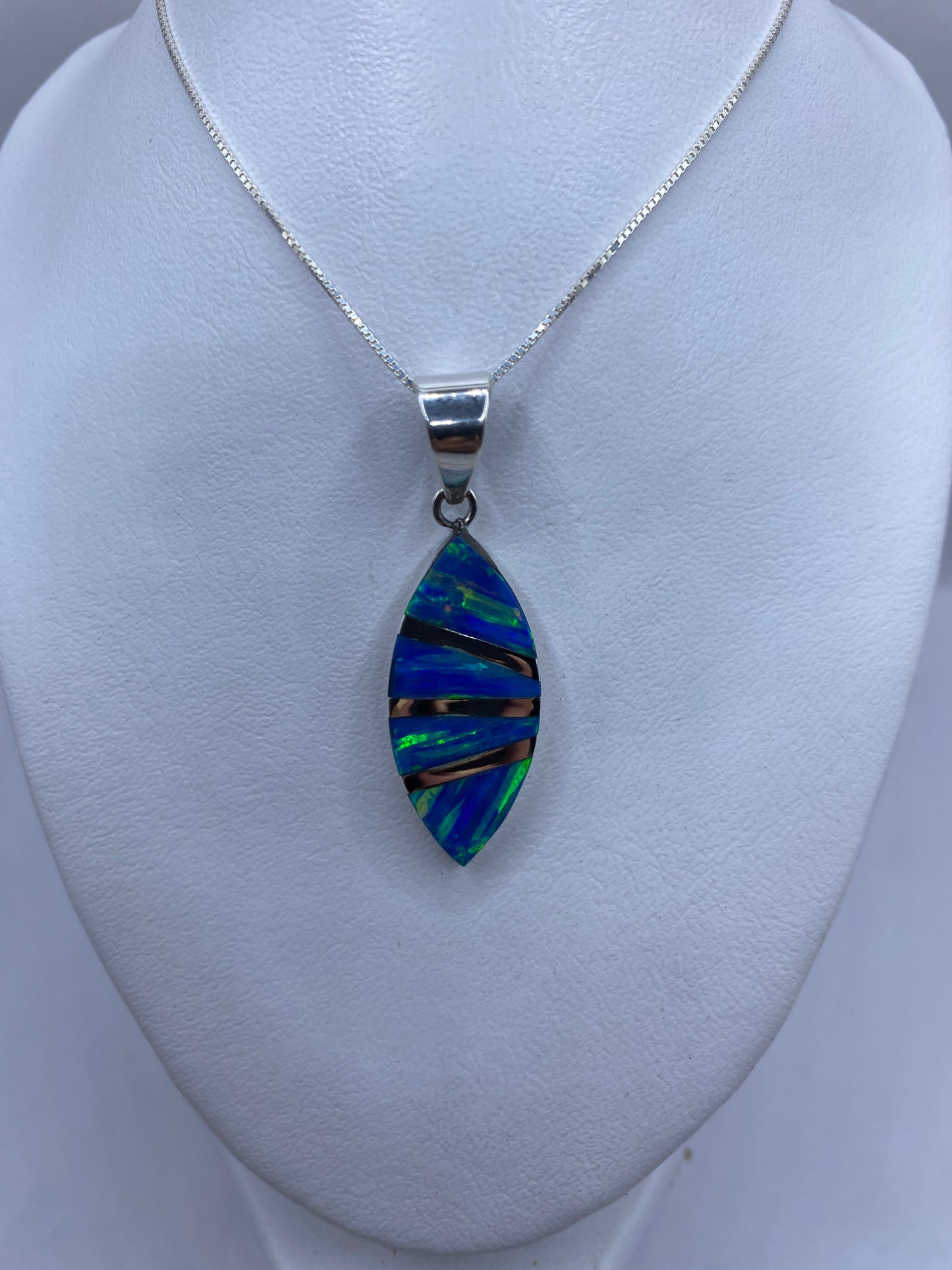Detalle del ópalo azul y verde incrustado en plata .950 de Taxco