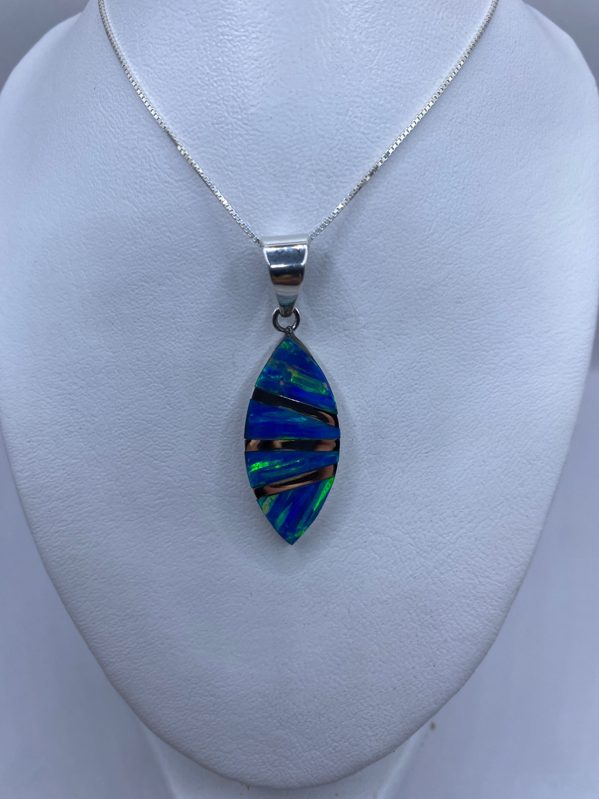 Detalle del ópalo azul y verde incrustado en plata .950 de Taxco