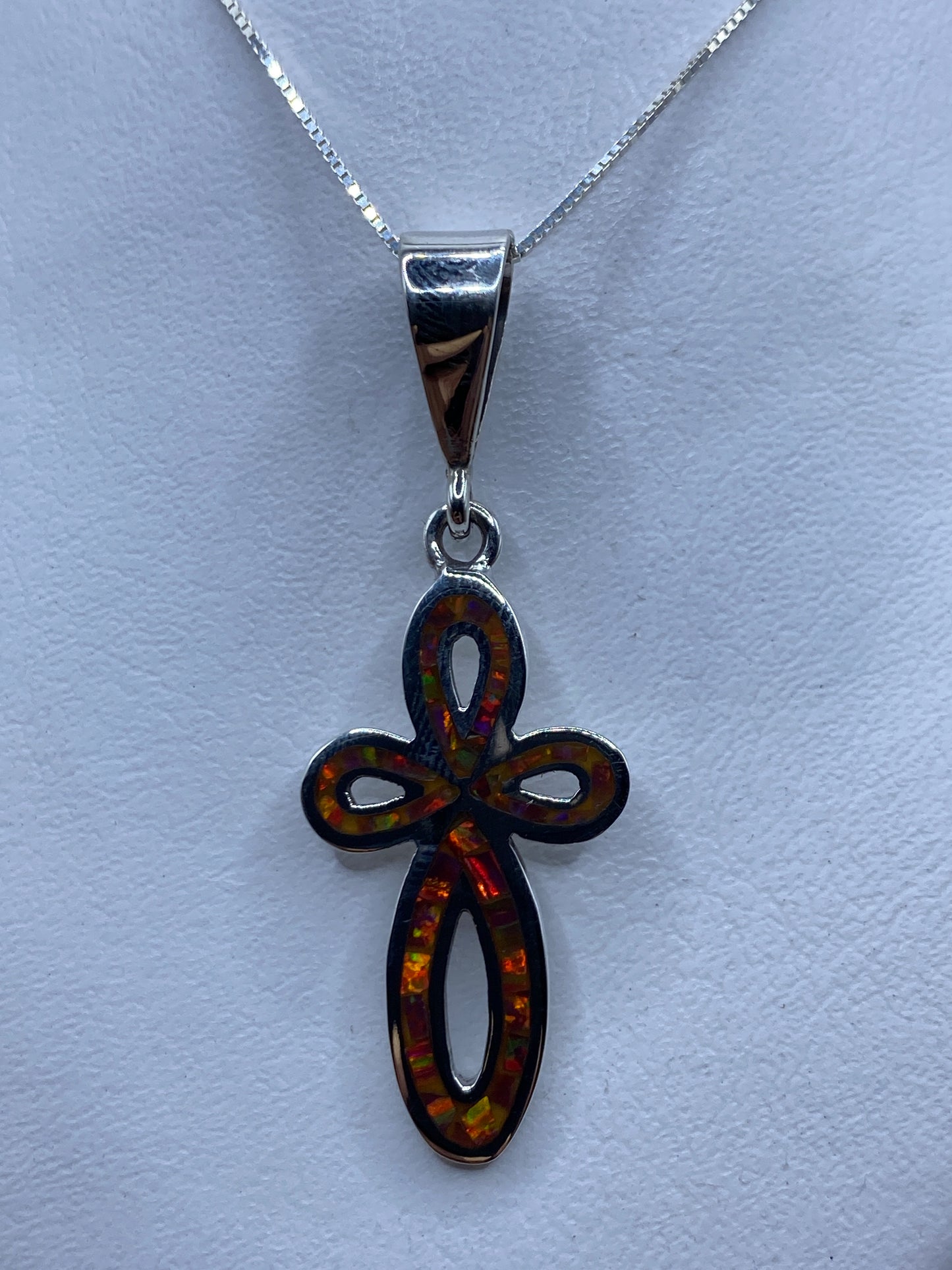Dije cruz de plata .950 con ópalo de fuego multicolor en cadena, vista frontal