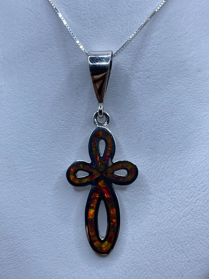 Dije cruz de plata .950 con ópalo de fuego multicolor en cadena, vista frontal