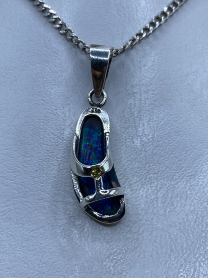 Dije de plata .950 con ópalo de fuego azul, engaste escultórico de Taxco, colgado de cadena plateada