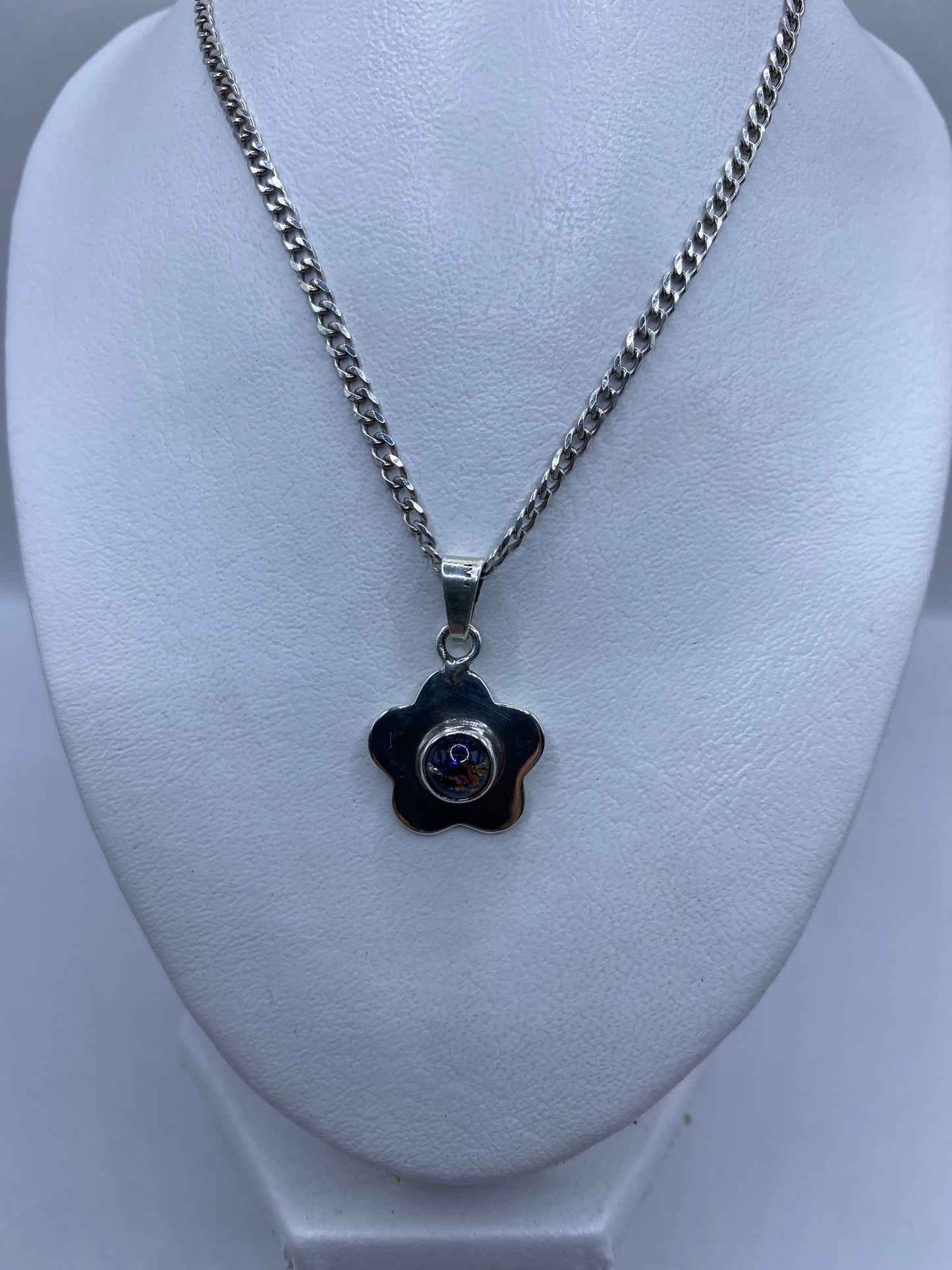 Dije floral de tamaño 3.3 cm en forma de flor con piedras engastadas, vista frontal