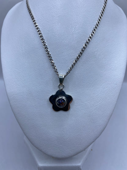 Dije floral de tamaño 3.3 cm en forma de flor con piedras engastadas, vista frontal