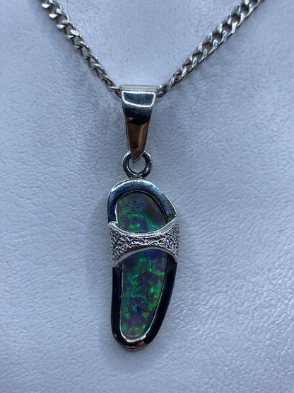 Dije de plata .950 con ópalo de fuego azul en forma alargada, visto de frente