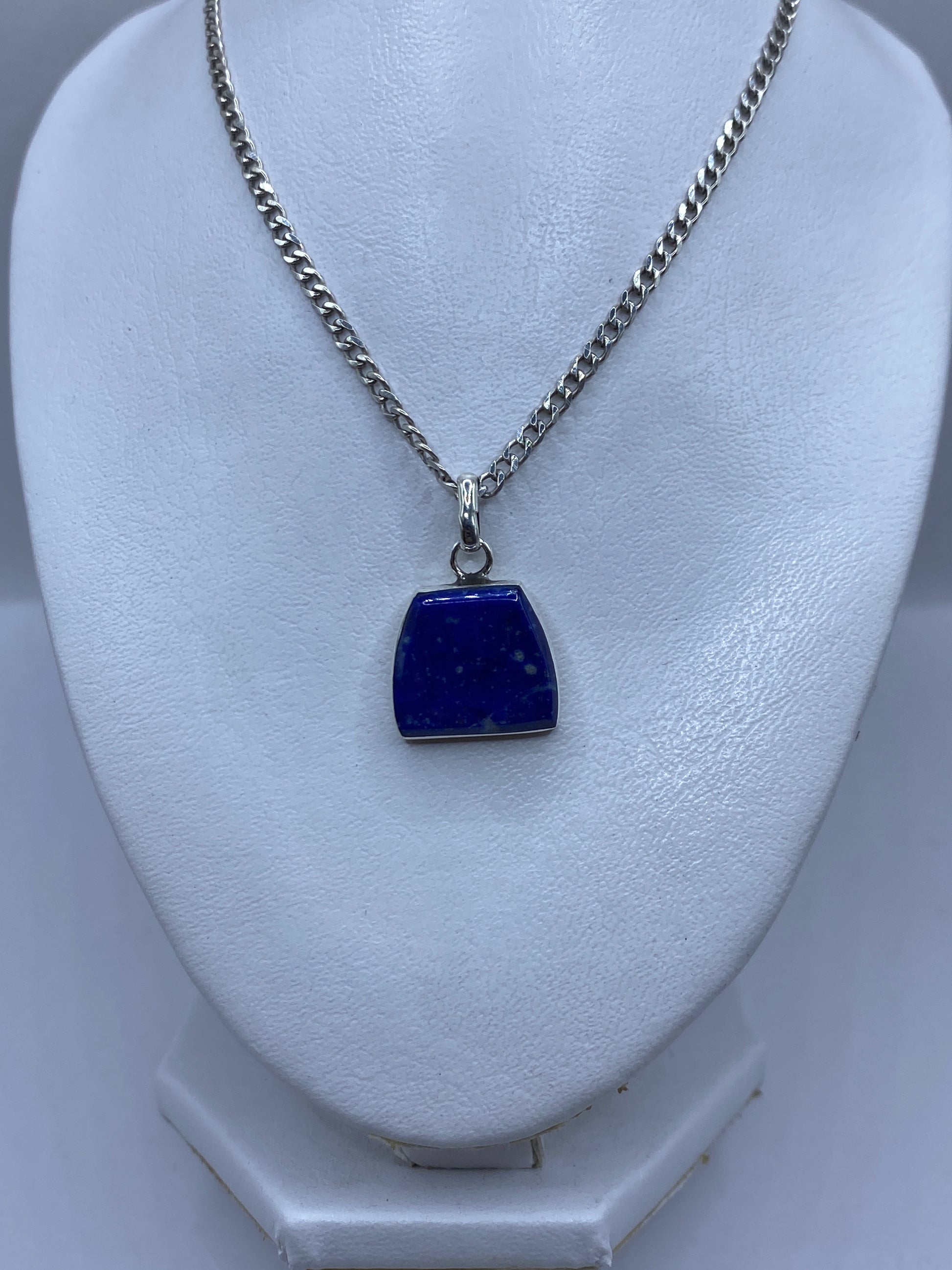 Detalle del engaste a mano de la piedra azul en plata pura