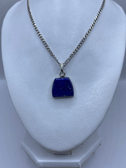 Detalle del engaste a mano de la piedra azul en plata pura