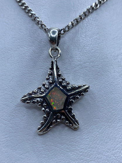 Dije de estrella marina en plata .950 con Ópalo de Fuego multicolor colgando de una cadena curb