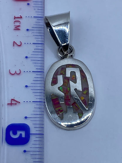 Dije de plata .950 con ópalo de fuego rosa descansando en estuche blanco, 4.7 cm de largo