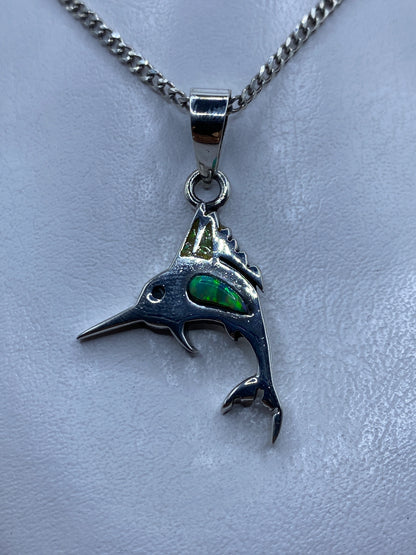 Dije de pez espada en plata .925 con ópalo de fuego verde en el ojo, colgado de cadena plateada