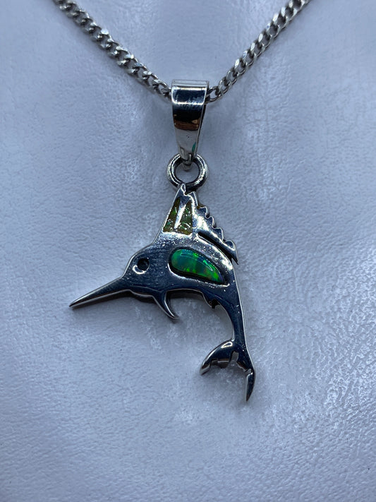 Dije de pez espada en plata .925 con ópalo de fuego verde en el ojo, colgado de cadena plateada