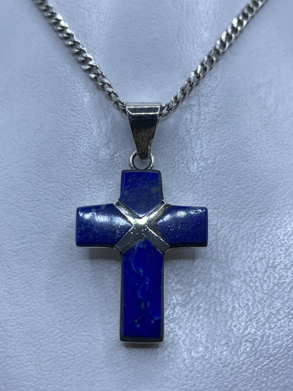Dije cruz en plata .950 con lapislázuli azul profundo sobre cadena de eslabones