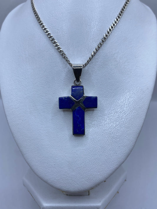 Cruz de lapislázuli engastada en plata vista de frente, mostrando la incrustación de piedra