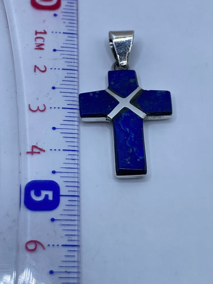 Reverso del dije cruz con el Quinto .950 grabado en la plata