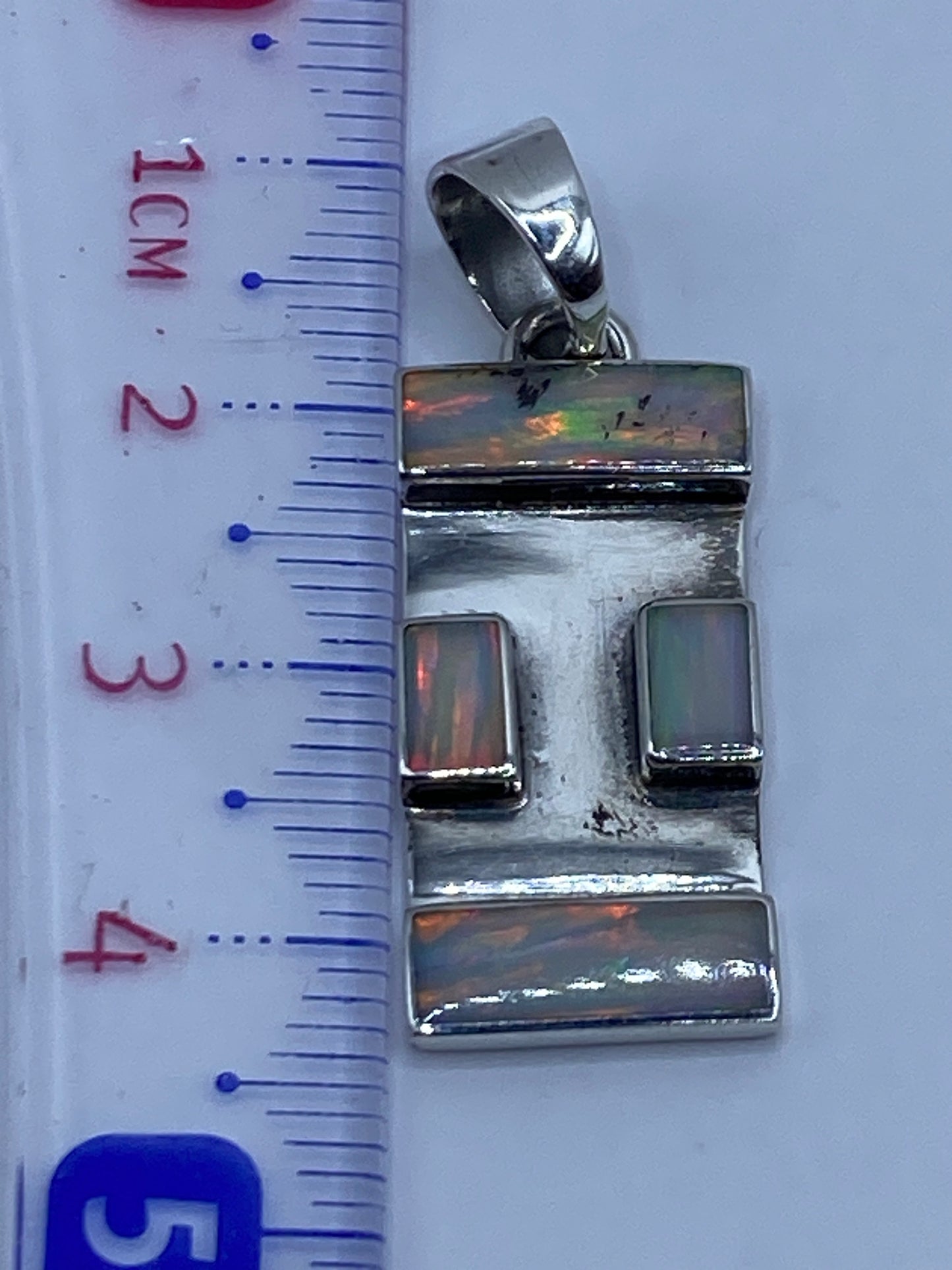 Reverso del dije mostrando la marca del Quinto 950 en plata